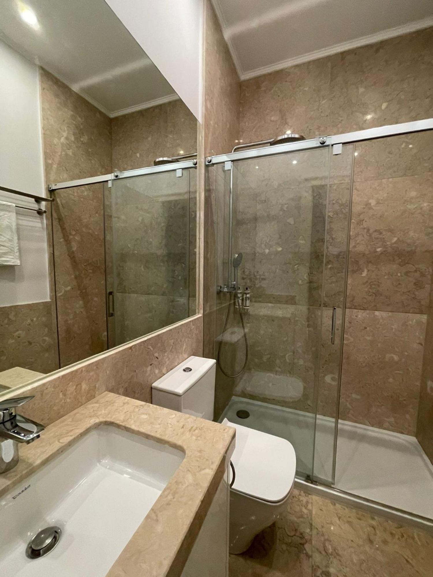 Double Room With Private Wc In Shared House In Downtown リスボン エクステリア 写真